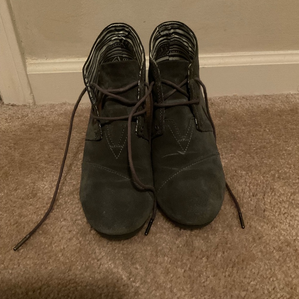 Women’s Size 10W Toms Gray Desert Suede Gray Wedge